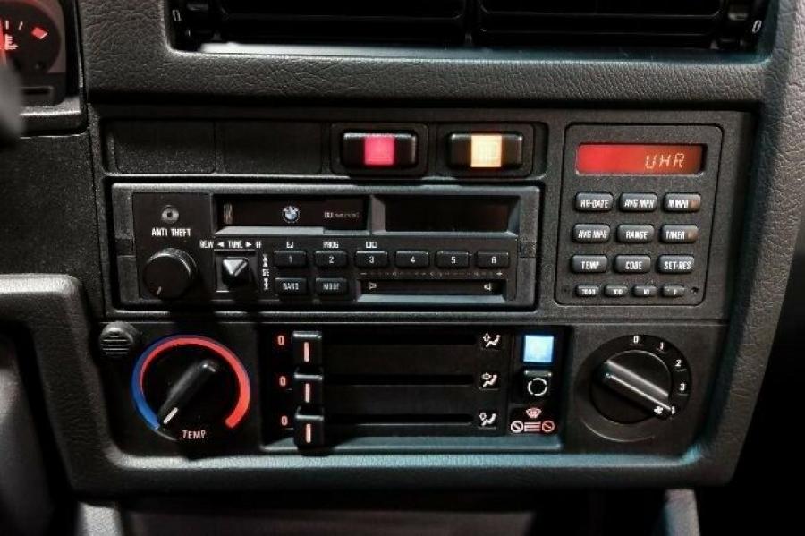 Детали интерьера BMW M3 Paul Walker Collection (E30) 1991 года  (фото 13 из 43)